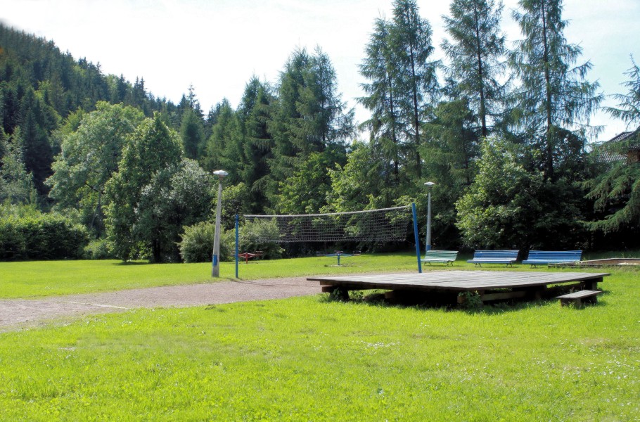DW RYMER - tereny rekreacyjne: boisko do piłki siatkowej i nożnej, plac zabaw, podest na występy

